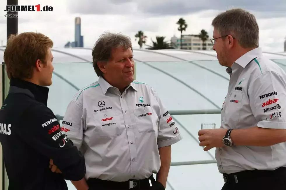 Foto zur News: Nico Rosberg (Mercedes), Norbert Haug (Mercedes-Motorsportchef) und Ross Brawn (Teamchef)