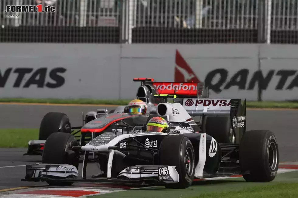 Foto zur News: Pastor Maldonado (Williams) und Lewis Hamilton (McLaren)