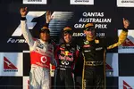 Foto zur News: Lewis Hamilton (McLaren), Sebastian Vettel (Red Bull) und Witali Petrow (Renault) auf dem Siegerpodest