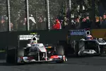 Foto zur News: Sergio Perez (Sauber) und Rubens Barrichello (Williams)