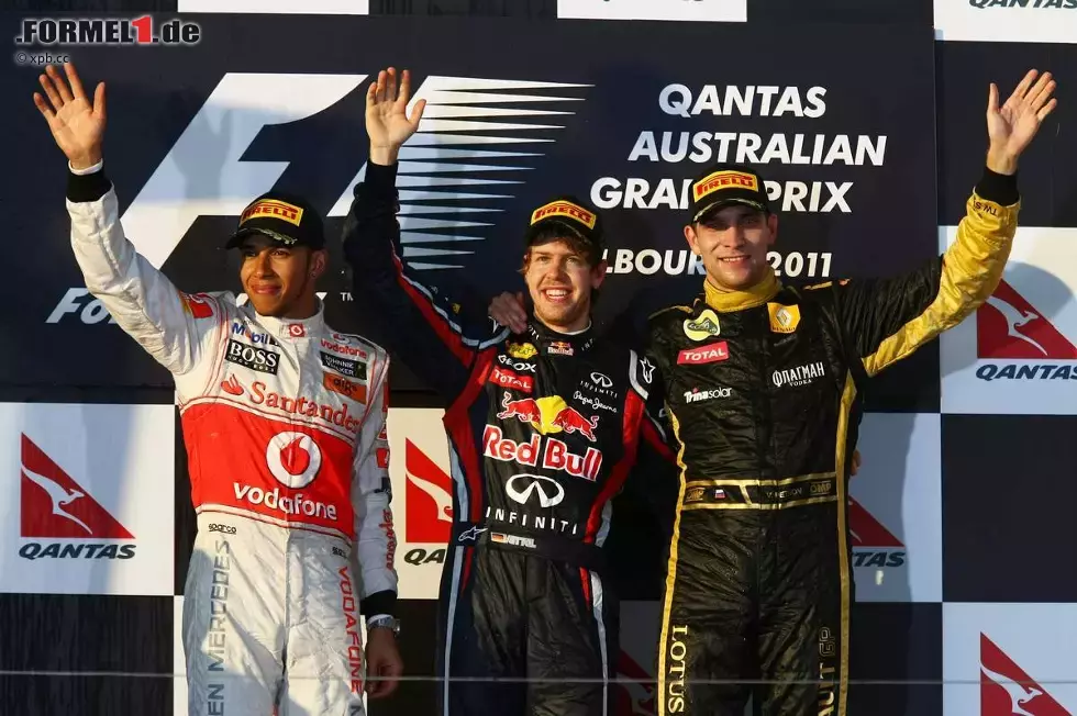 Foto zur News: Lewis Hamilton (McLaren), Sebastian Vettel (Red Bull) und Witali Petrow (Renault)