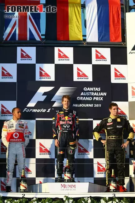 Foto zur News: Lewis Hamilton (McLaren), Sebastian Vettel (Red Bull) und Witali Petrow (Renault)