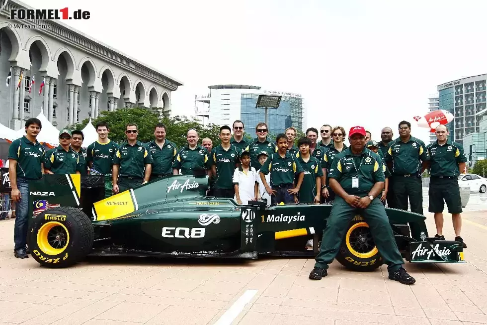 Foto zur News: Das Lotus-Team mit dem Boliden