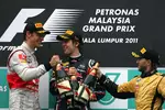 Foto zur News: Prost! Jenson Button (McLaren), Sebastian Vettel (Red Bull) und Nick Heidfeld (Renault)