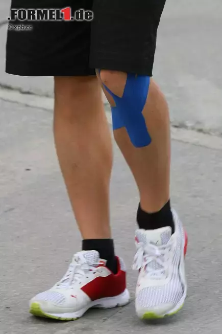 Foto zur News: Fernando Alonso (Ferrari) mit Kinesiotape am Knie