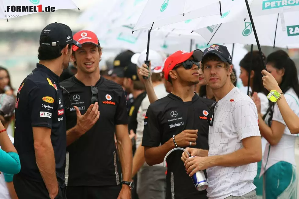 Foto zur News: Mark Webber (Red Bull), Jenson Button (McLaren), Lewis Hamilton und Sebastian Vettel (Red Bull)