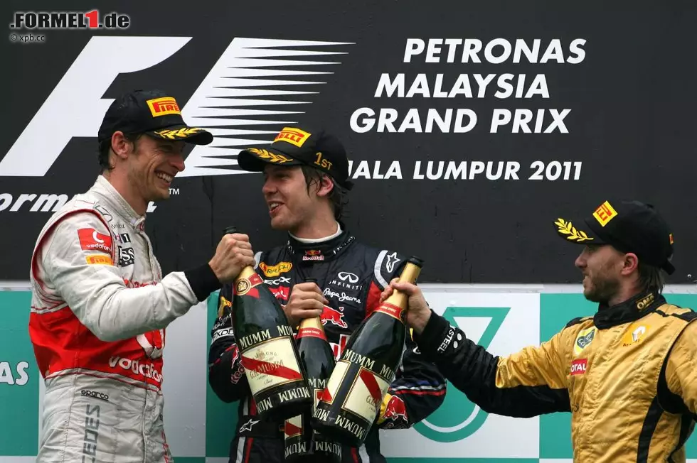 Foto zur News: Prost! Jenson Button (McLaren), Sebastian Vettel (Red Bull) und Nick Heidfeld (Renault)