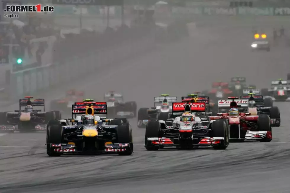 Foto zur News: Lewis Hamilton (McLaren) Sebastian Vettel (Red Bull)