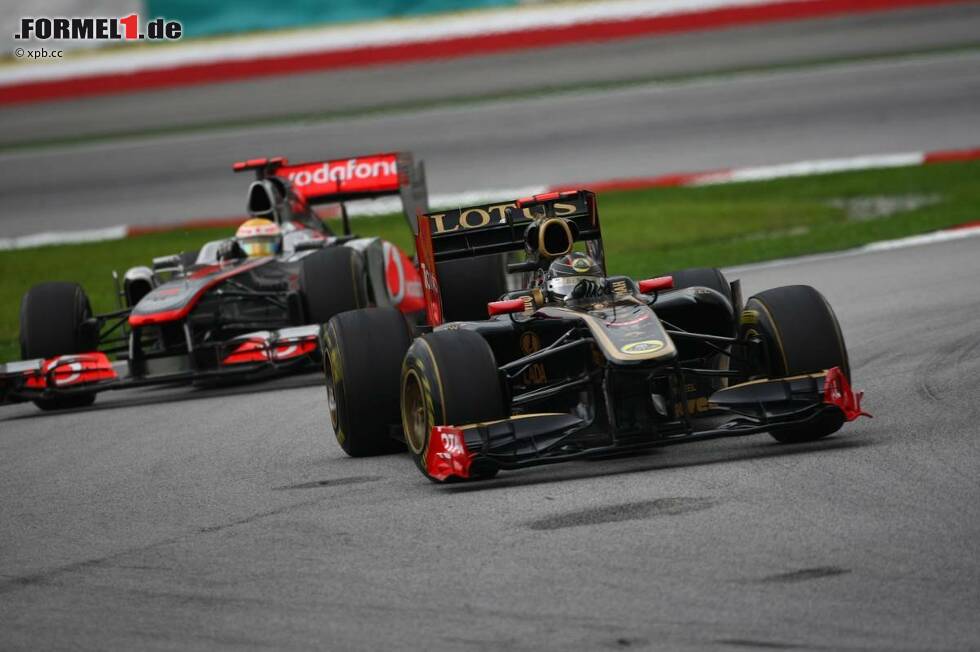 Foto zur News: Nick Heidfeld (Renault) und Lewis Hamilton (McLaren)