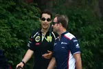 Foto zur News: Bruno Senna (Renault) und Rubens Barrichello (Williams)