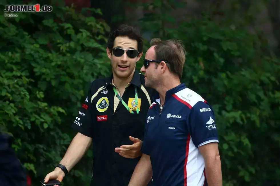 Foto zur News: Bruno Senna (Renault) und Rubens Barrichello (Williams)