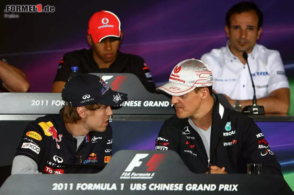 Foto zur News: Sebastian Vettel (Red Bull) Michael Schumacher (Mercedes)