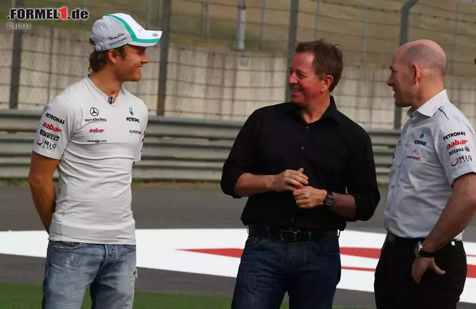 Foto zur News: Nico Rosberg (Mercedes) mit Martin Brundle und Jock Clear