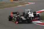 Foto zur News: Nick Heidfeld (Renault) im Kampf mit Sergio Perez (Sauber)