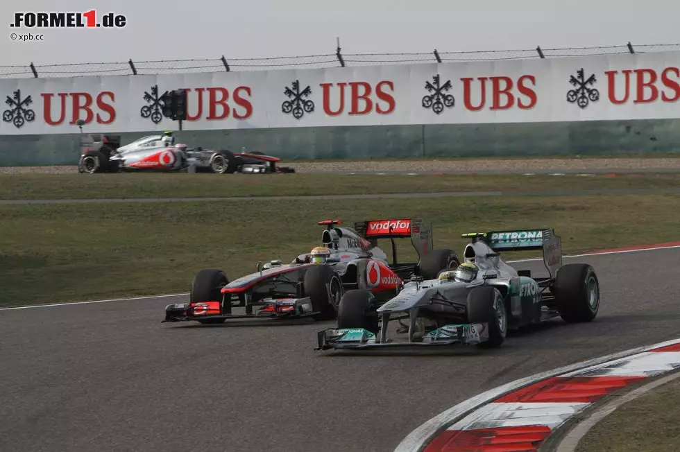 Foto zur News: Nico Rosberg (Mercedes) und Lewis Hamilton (McLaren)