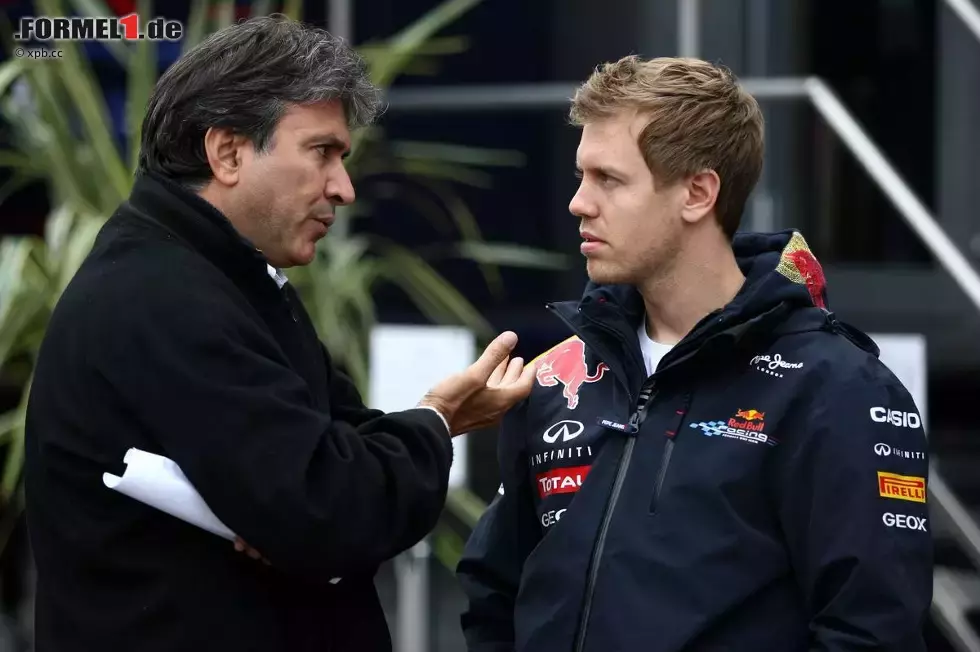 Foto zur News: Sebastian Vettel (Red Bull) mit Bernie Ecclestones rechter Hand Pasquale Lattuneddu