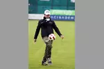 Foto zur News: Vitantonio Liuzzi (HRT) beim Fußballtraining mit Besiktas Istanbul