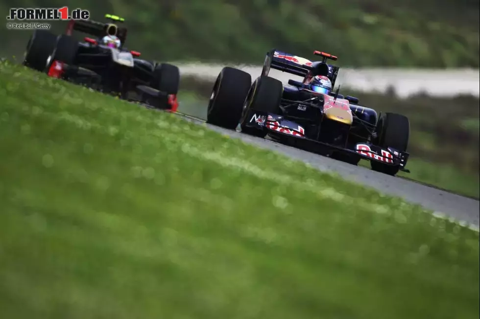 Foto zur News: Sebastien Buemi (Toro Rosso) vor Witali Petrow (Renault)