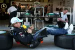 Foto zur News: Nico Rosberg (Mercedes) demonstriert die Sitzposition im Auto