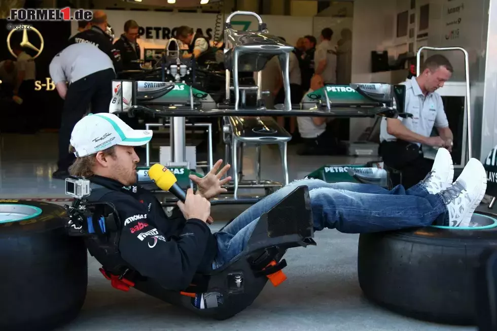 Foto zur News: Nico Rosberg (Mercedes) demonstriert die Sitzposition im Auto