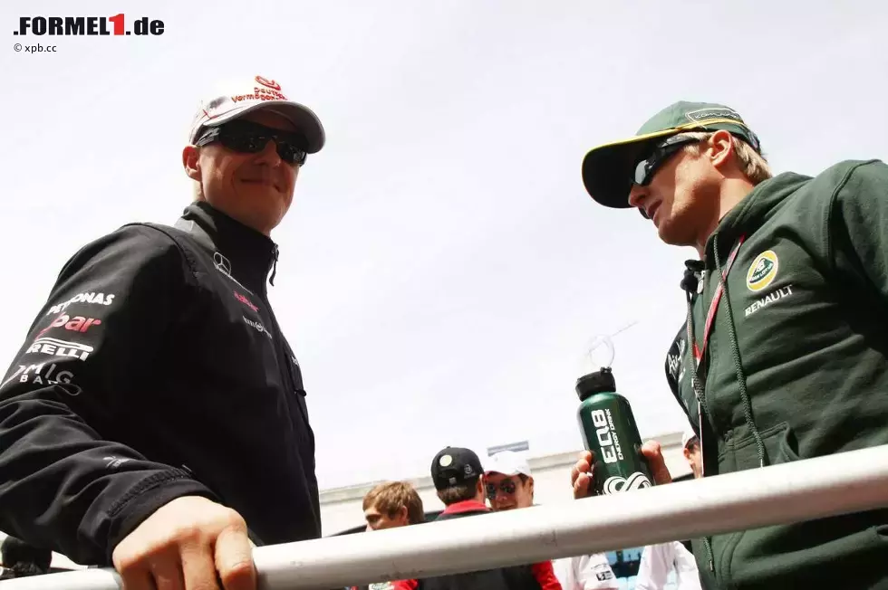 Foto zur News: Michael Schumacher und Heikki Kovalainen (Lotus)