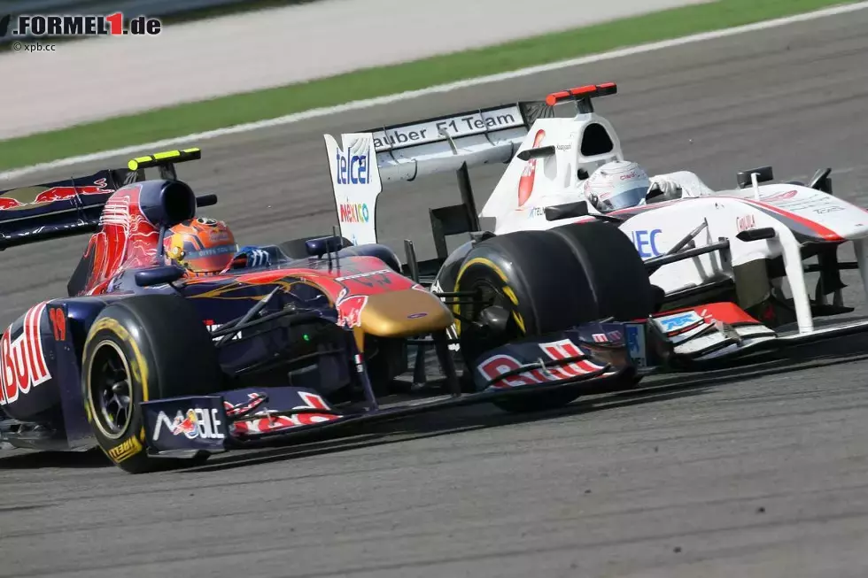 Foto zur News: Jaime Alguersuari (Toro Rosso) und Kamui Kobayashi (Sauber)