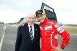 Foto zur News: John Surtees und Valentino Rossi (Ducati)