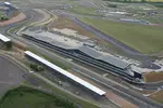 Foto zur News: Hinter der Boxenanlage der neue Streckenabschnitt &quot;Silverstone-Wing&quot;