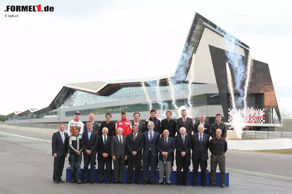 Foto zur News: Gruppenbild: Zur Eröffnung kamen viele namhafte Gäse