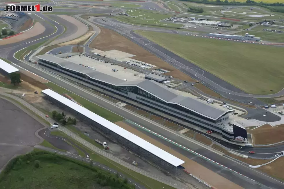 Foto zur News: Hinter der Boxenanlage der neue Streckenabschnitt &quot;Silverstone-Wing&quot;