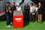 Foto zur News: Sebastian Vettel (Red Bull) wird mit einer Tafel in Barcelona geehrt