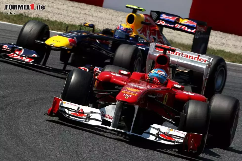 Foto zur News: Fernando Alonso (Ferrari) vor Mark Webber (Red Bull)