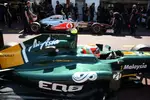 Foto zur News: Jarno Trulli (Lotus), im Hintergrund Jenson Button (McLaren)