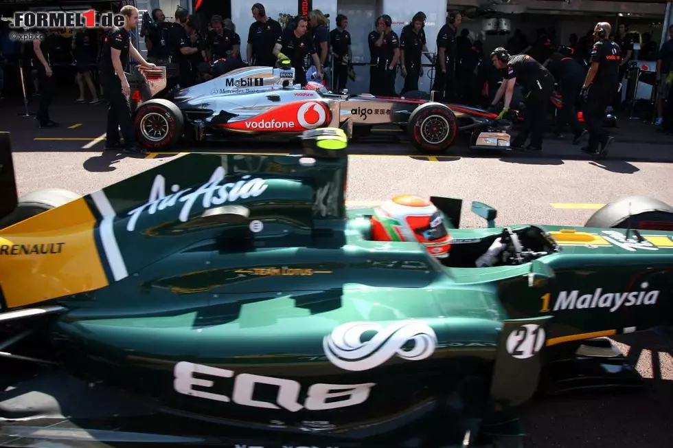 Foto zur News: Jarno Trulli (Lotus), im Hintergrund Jenson Button (McLaren)