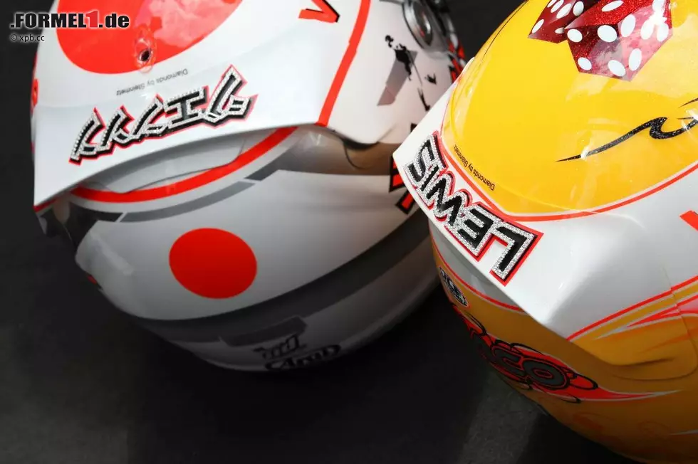 Foto zur News: Und wieder Diamanten: DIe Helme von Jenson Button (McLaren) und Lewis Hamilton (McLaren)