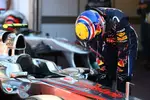 Foto zur News: Mark Webber (Red Bull) betrachtet sich den McLaren genau