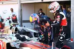 Foto zur News: Mark Webber (Red Bull) betrachtet sich den McLaren genau, was und Jenson Button aber vermeiden möchte