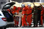 Foto zur News: Sergio Perez (Sauber) wird nach seinem schweren Unfall geborgen