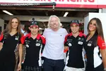 Foto zur News: Richard Branson in Begleitung