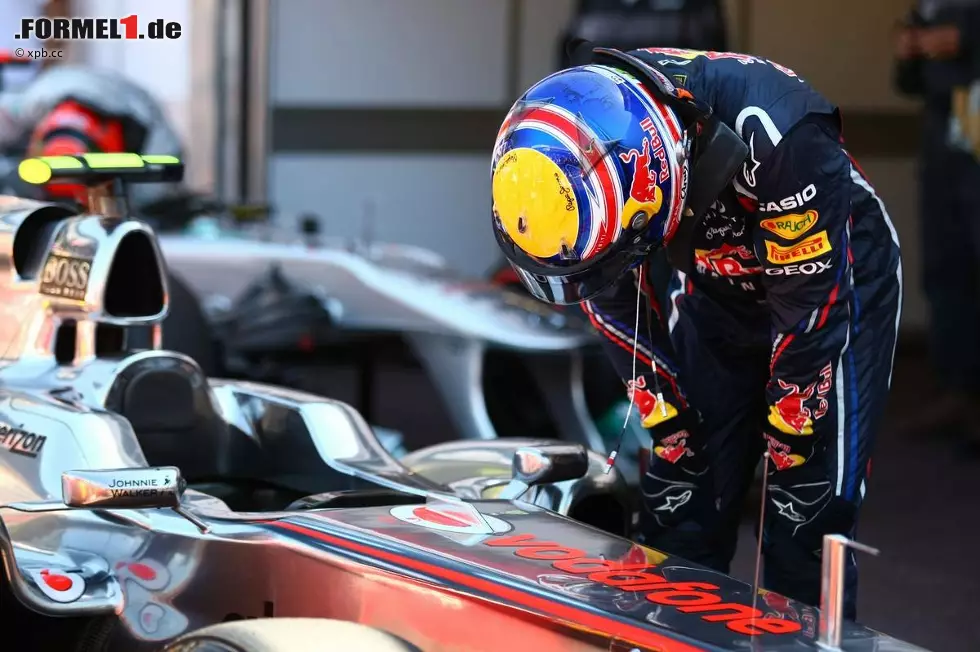 Foto zur News: Mark Webber (Red Bull) betrachtet sich den McLaren genau