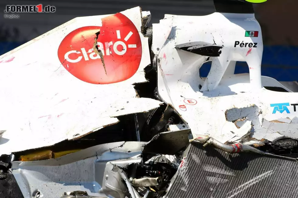 Foto zur News: Das Wrack von Sergio Perez (Sauber)