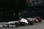 Foto zur News: Kamui Kobayashi (Sauber) und Lewis Hamilton (McLaren)