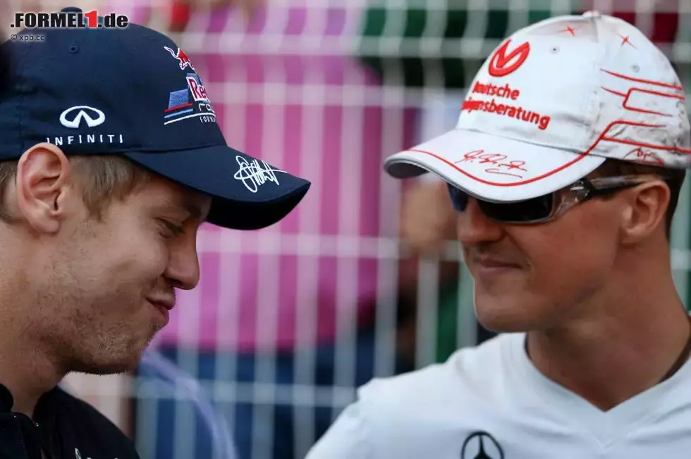 Foto zur News: Sebastian Vettel (Red Bull) und Michael Schumacher (Mercedes)