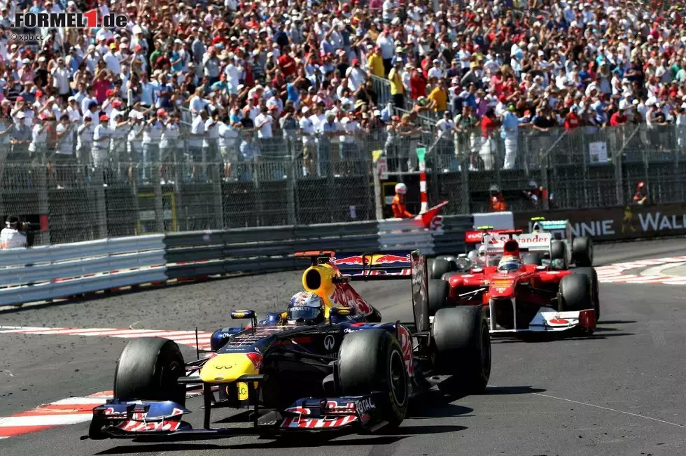 Foto zur News: Sebastian Vettel (Red Bull) vor Fernando Alonso (Ferrari)