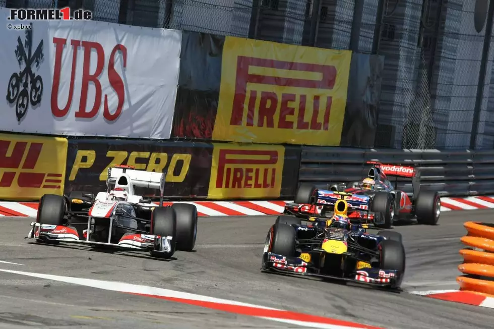 Foto zur News: Mark Webber (Red Bull) Kamui Kobayashi (Sauber)