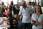 Foto zur News: Sebastian Vettel (Red Bull) Michael Schumacher (Mercedes)