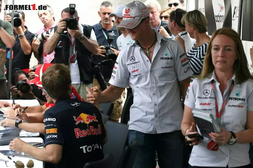 Foto zur News: Sebastian Vettel (Red Bull) Michael Schumacher (Mercedes)