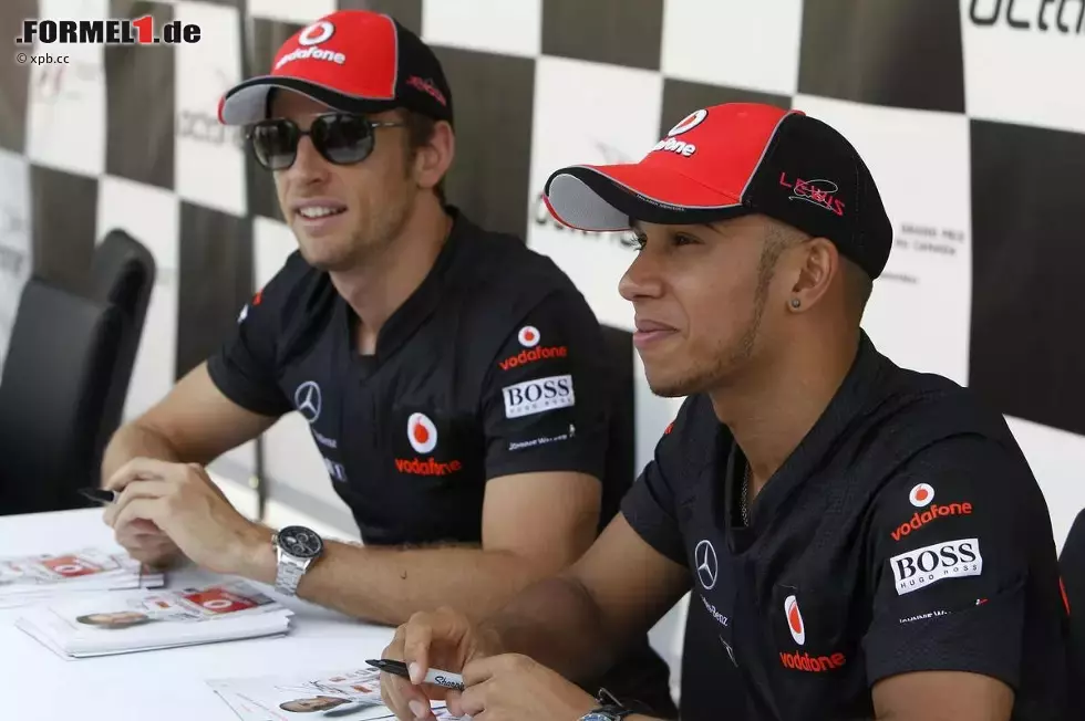 Foto zur News: Jenson Button (McLaren) Lewis Hamilton (McLaren)