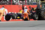 Foto zur News: Sebastian Vettel (Red Bull) nach seinem Unfall am Freitagmorgen