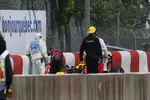 Foto zur News: Sebastian Vettel (Red Bull) nach seinem Unfall am Freitagmorgen